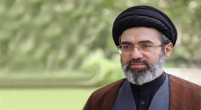 نسل جوان پاسدار ریشه‌های هویت ملی، زبان مادری و پرچم ایران باشد