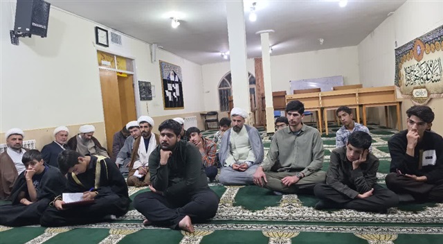 طلبه باید با علم، معنویت و ارتباط با مردم برای رفع غربت امام عصر(عج) تلاش کند