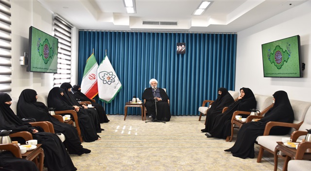  گزارش تصویری | تجلیل مدیر حوزه علمیه خراسان از همسران طلاب دارای فرزند ناتوان جسمی به‌مناسبت روز پرستار